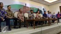 Wakil Ketua Dewan Perwakilan Daerah (DPD) RI, Farouk Muhammad (keempat kiri) dan para anggota DPD RI Lainya saat konfrensi pers terkait penangkapan Ketua DPD RI, Irman Gusman oleh KPK di Nusantara III, Jakarta, Sabtu (17/9). (Liputan6.com/Helmi Afandi)