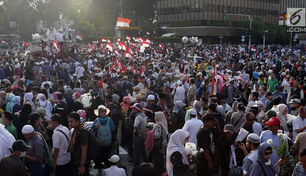 Peserta aksi massa Gerakan Nasional Kedaulatan Rakyat saat melakukan unjuk rasa di depan Gedung Bawaslu, Jakarta, Selasa (21/5/2019). Mereka menolak hasil Pemilu 2019 yang dinilai banyak terdaopat kecurangan. (Liputan6.com/Helmi Fithriansyah)