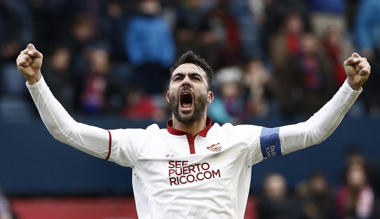 Pemain Sevilla, Vicente Iborra terpilih sebagai salah satu gelandang terbaik pada Starting XI pekan ke-19 La Liga Spanyol. (EPA/Jesus Diges)