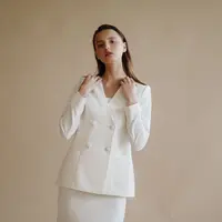 Warna memiliki peran besar dalam membentuk kesan pertama dan mampu membuat penampilan terlihat jauh lebih berkelas. (foto/dok: freepik/bristekjegor)