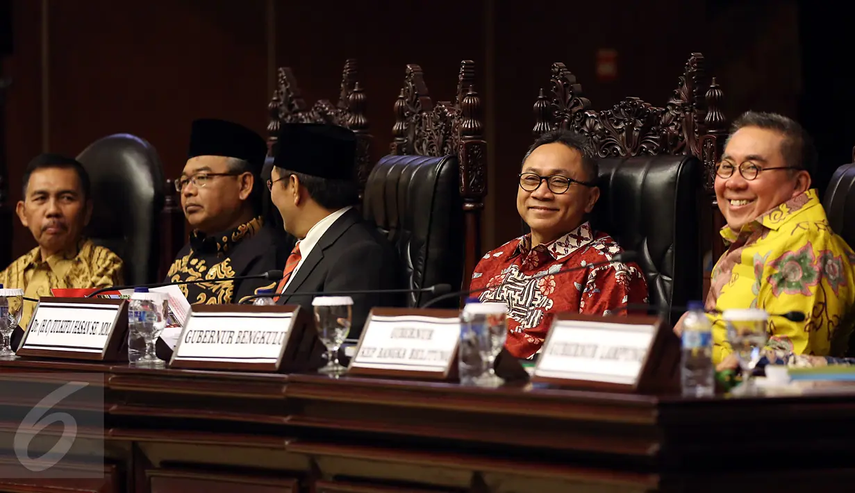 Ketua MPR Zulkifli Hasan (kedua kanan) dan Gubernur Bengkulu Ridwan Mukti (kanan) tersenyum saat menghadiri  Sosialisasi 4 Pilar MPR di Nusantara V, Kompleks Parlemen, Senayan, Jakarta, Senin (6/3). (Liputan6.com/Johan Tallo)