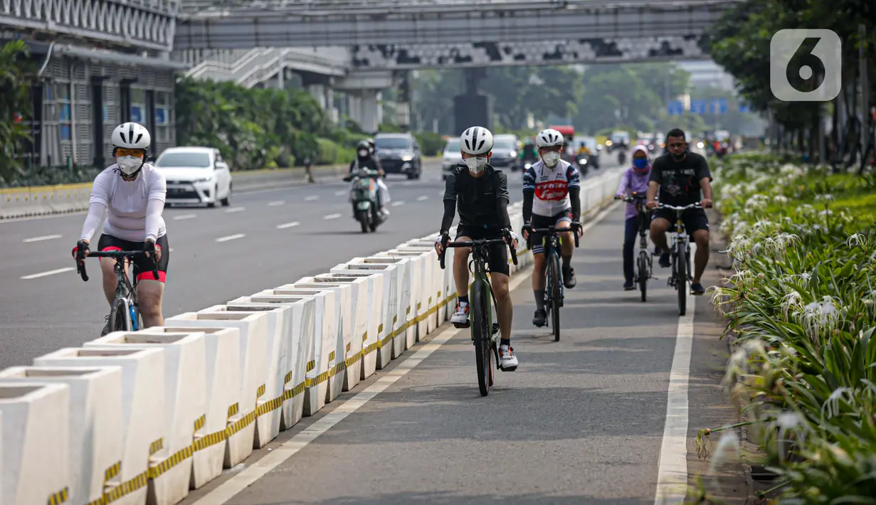 Pesepeda melintas di Jalan Jenderal Sudirman, Jakarta, Minggu (6/6/2021). Gubernur DKI Jakarta Anies Baswedan berencana menambah jalur sepeda sepanjang 101 kilometer di Jakarta pada tahun 2021. (Liputan6.com/Faizal Fanani)