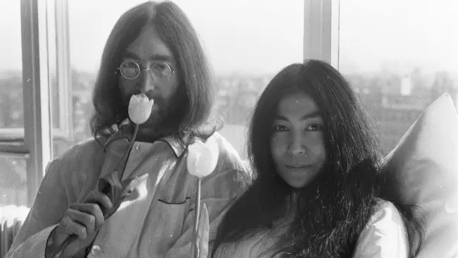 John Lennon dan Yoko Ono di Amsterdam pada 1969. (Sumber Wikimedia Commons)