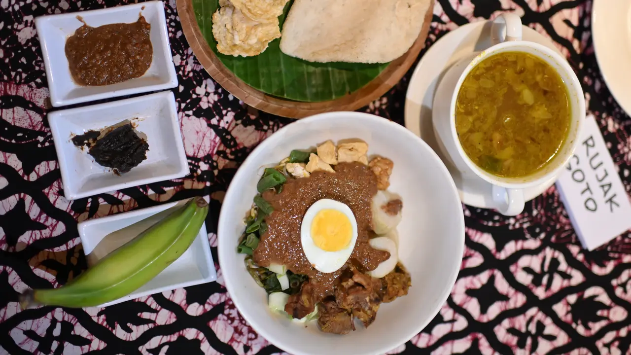 Rujak Soto, perpaduan rujak dan soto dalam makanan yang menggugah selera. (Dok Danone Indonesia)