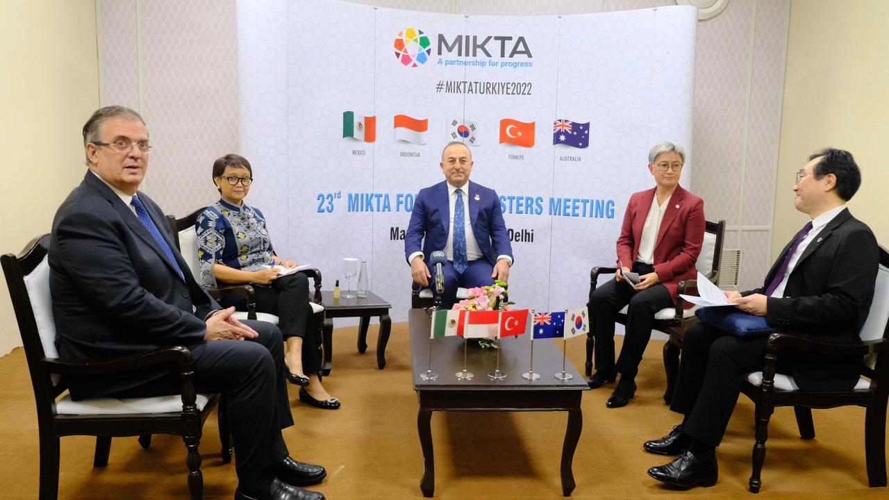 Indonesia menerima estafet keketuaan MIKTA (Meksiko, Indonesia, Korea Selatan, Turki, Australia) dari Turki dalam pertemuan MIKTA di New Delhi, India (3/2). (Dok: Kemlu RI)