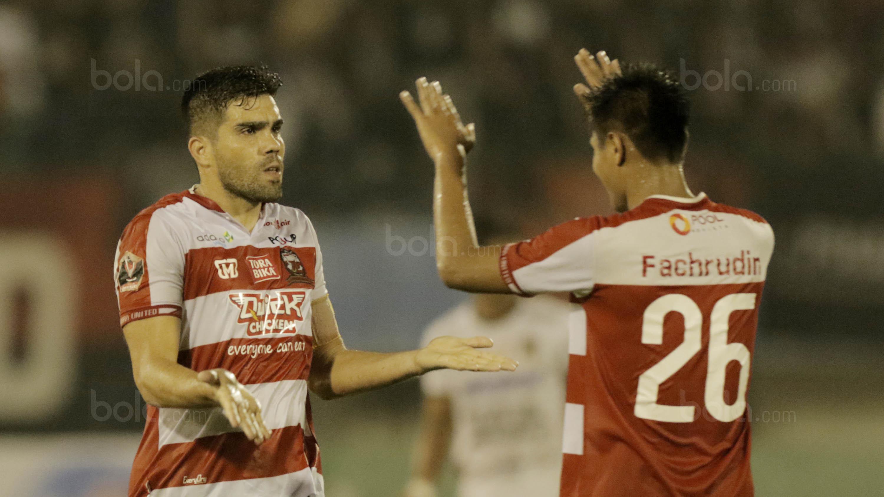 Bek Madura United, Fabiano, melakukan selebrasi usai mencetak gol ke gawang Bali United pada laga perempat final Piala Presiden di Stadion Manahan, Solo, Sabtu, (3/2/2018). Skor babak pertama Madura United unggul 2-1. (Bola.com/M Iqbal Ichsan)