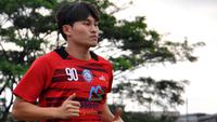 Pemain asal Korsel, Yeon Gi-sung, menjalani seleksi di Arema. (Bola.com/Iwan Setiawan)