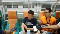 CEO Persija, Ferry Paulus menyaksikan official training Madura United di Stadion Pakansari, Kabupaten Bogor, Kamis (11/7/2019). (Bola.com/Muhammad Adiyaksa).