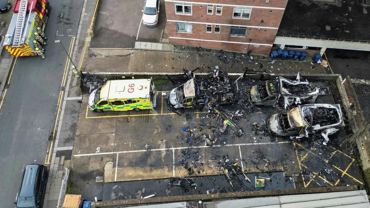 FOTO:  Ambulans Milik Komunitas Yahudi Dibakar di London Utara