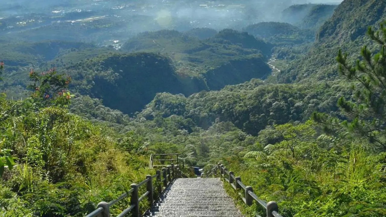 Gunung Galunggung di Kota Tasikmalaya, Jawa Barat merupakan salah satu objek wisata favorit warga sekitar