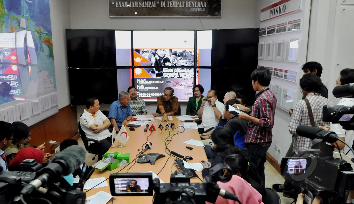 Ginandjar mengatakan akan mengirimkan relawan dengan spesialisasi khusus di berbagai bidang ke Nepal di Markas PMI Pusat, Jakarta, Senin (27/4/2015). PMI membuka 3 rekening untuk menerima bantuan dari masyarakat Indonesia. (Liputan6.com/Andrian M Tunay)