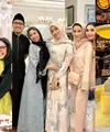 Bukber bareng keluarga Nia Ramadhani, Marshanda tampil fresh dengan blus warna ungu dan rok floral dominasi warna kuning cerah. [@marshanda99]