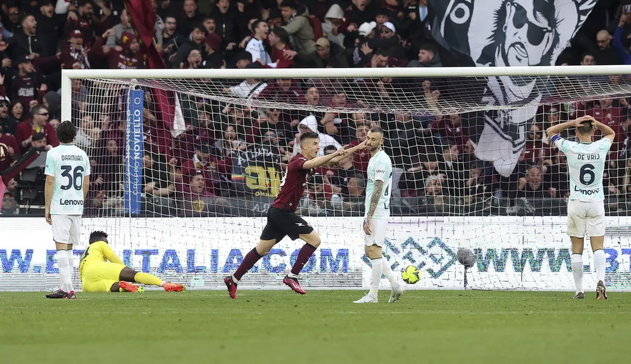 <p>Inter Milan mengoleksi 51 angka hasil 29 laga, sama seperti juara bertahan AC Milan. (Alessandro Garofalo/LaPresse via AP)</p>