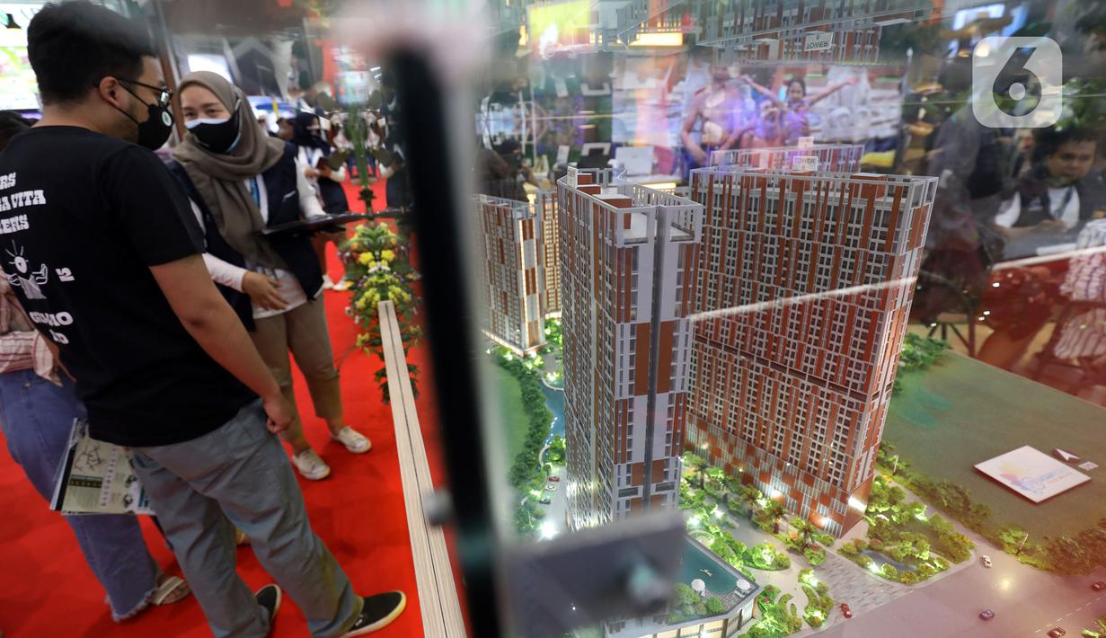 Pengunjungmelihat maket hunian yang dipamerkan dalam pameran Indonesia Properti Expo di Jakarta Convention Centre, Jakarta, Minggu (15/5/2022). Tahun ini, Indonesia Property Expo atau IPEX 2022 menargetkan mayoritas konsumen dari kaum milenial dan first-home buyers dan menghadirkan lebih dari 225 proyek properti dari pengembang pilihan. (Liputan6.com/Johan Tallo)