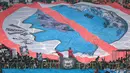 Suproter Persija Jakarta melakukan koreografi dalam laga lanjutan BRI Liga 1 2024/2025 melawan Persib Bandung di Stadion Patriot Candrabhaga, Bekasi, Minggu (16/02/2025). (Bola.com/M Iqbal Ichsan)