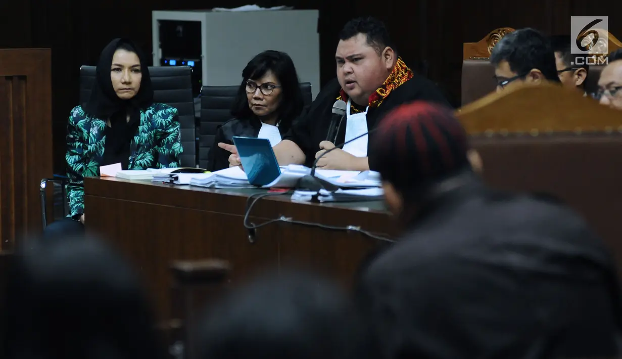 Bupati nonaktif Kutai Kartanegara, Rita Widyasari (kiri) menyimak keterangan saksi pada sidang lanjutan dugaan suap pemberian izin lokasi perkebunan kelapa sawit di Pengadilan Tipikor, Jakarta, Rabu (14/3). (Liputan6.com/Helmi Fithriansyah)
