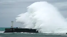 Ombak menghantam pemecah gelombang di sebuah pelabuhan di Kota Kiho, Prefektur Mie, Jepang, Jumat (11/10/2019). Badan Meteorologi Jepang (JMA) memprediksi Topan Hagibis akan menerjang kawasan Jepang pada akhir pekan ini. (AP Photo/Toru Hanai)