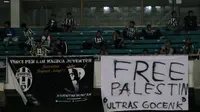 Beberapa suporter membentangkan spanduk dukungan buat negara Palestina saat menyaksikan laga persahabatan ISL All Stars vs Juventus di Stadion GBK, Jakarta, (6/8/2014). (Liputan6.com/Helmi Fithriansyah)