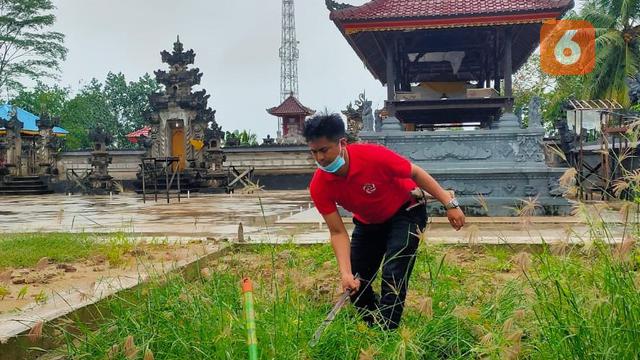 Bakti Sosial Bersihkan Pura