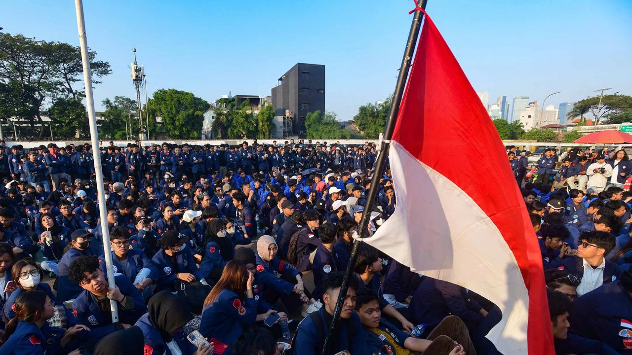 FOTO: Ratusan Mahasiswa Gelar Aksi di DPR Soroti Kebijakan Pemerintah