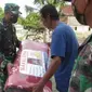 Bantuan kasur lipat Pangdam XIV Hasanuddin Mayjen TNI Andi Sumangerukka kepada warga korban banjir bandang Kolaka Utara.(Liputan6.com/Ahmad Akbar Fua)