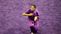 Atlet Wushu asal Libanon, Corry-jane Aoun saat beraksi, pada Kejuaraan Dunia Wushu 2015 di Istora Senayan, Jakarta, Minggu(15/11/2015). (Bola.com/Nicklas Hanoatubun)