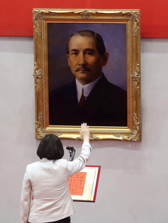 Presiden perempuan pertama Taiwan, Tsai Ing- wen mengangkat tangannya saat membacakan sumpah jabatan pada upacara pelantikan di Istana Kepresidenan di Taipei, Jumat (20/5). (REUTERS/Taipei Photojournalists Association)