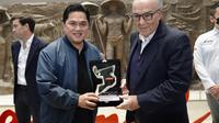 Menteri BUMN Erik Thohir dan&nbsp;CEO Dorna Sports&nbsp;Carmelo Ezpeleta dalam jumpa pers&nbsp;Gedung Sarinah, Jakarta, Rabu (19/10/2022). Erik Thohir memastikan&nbsp;Pertamina Mandalika International Circuit di Nusa Tenggara Barat bakal jauh lebih siap menggelar&nbsp;MotoGP 2023. (foto: istimewa)&nbsp;