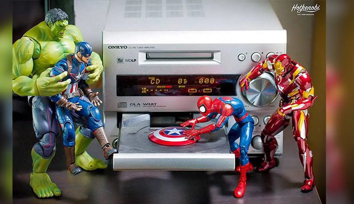 Superhero juga butuh nonton. (Facebook/BuzzViral)
