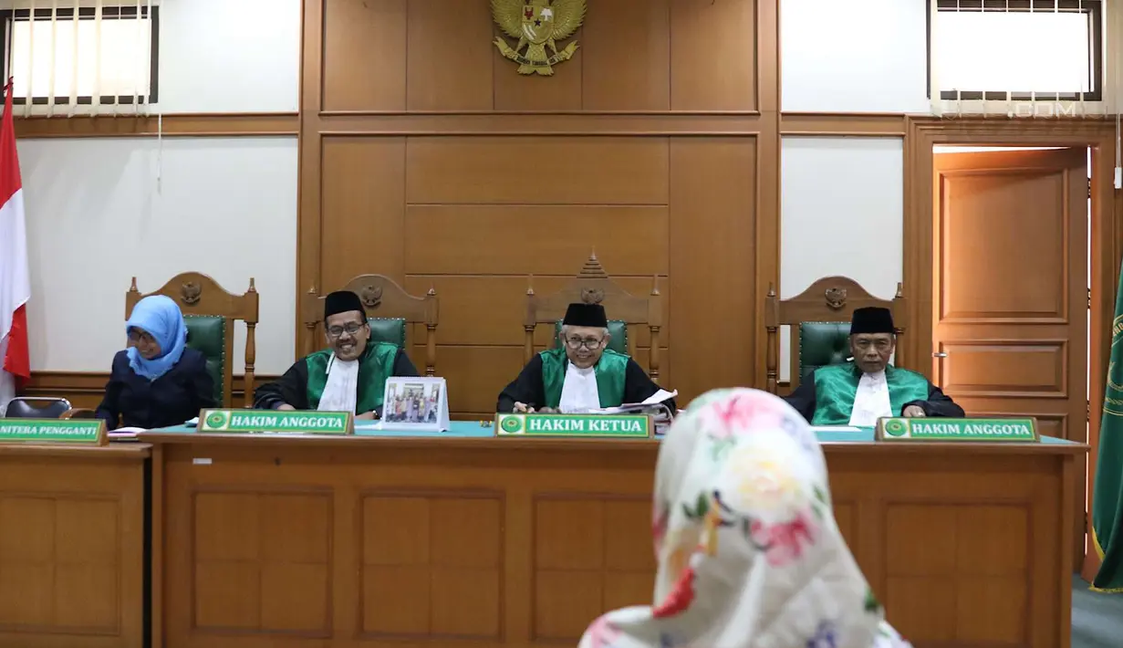 Istri gitaris Band Slank Abdee Negara, Anita Dewi Farida saat menjalani sidang perceraian di PA Jakarta Selatan, Senin (9/7). Anita menghadirkan asisten rumah tangganya, Asih, sebagai seorang saksi. (Liputan6.com/Immanuel Antonius)