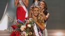 Miss USA 2014 Nia Sanchez saat memasangkan mahkota kepada Olivia Jordan dari Oklahoma usai dinobatkan sebagai Miss USA 2015 setelah memenangkan kontes kecantikan tersebut di Baton Rouge, Louisiana, Minggu (12/7/2015). (REUTERS/Adrees Latif)