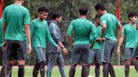 Bek kanan Persis Solo, Dedi Tri Maulana (dua dari kiri), jadi satu dari 28 pemain yang dipanggil untuk mengikuti TC Timnas Indonesia U-19. (Bola.com/Ronald Seger)