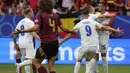 Salah satu tim unggulan di Euro 2024, Timnas Belgia harus takluk 0-1 dari Slovakia dalam laga Grup E di Waldstadion, Frankfurt, Jerman, Senin (17/6/2024) malam WIB. Gol tunggal kemenangan Slovakia dihasilkan Ivan Schranz saat laga baru berjalan tujuh menit yang diawali oleh blunder Jeremy Doku. Belgia pun sempat membuat dua gol lewat Romelu Lukaku pada menit ke-56 dan 86, namun keduanya tak disahkan wasit setelah mengecek rekaman VAR. (AP Photo/Darko Vojinovic)