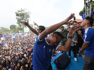 Pemain Persib Bandung, Beckham Putra menari di atas panggung saat merayakan gelar juara BRI Liga 1 2023/2024 di kediaman Umuh Muchtar, Tanjungsari, Sumedang, Minggu (02/06/2024). (Bola.com/M Iqbal Ichsan)