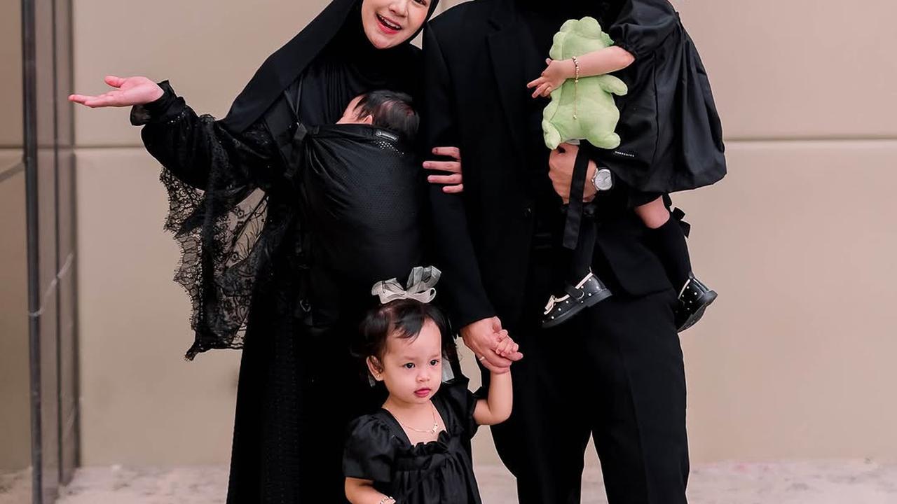 Model Baju Couple Keluarga dengan Hijab ala Anisa Rahma, Tone Warna Serasi Bikin Harmonis
