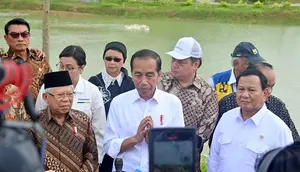 Presiden Jokowi dan Wapres Ma'ruf Amin bersama sejumlah menteri Kabinet Indonesia Maju, termasuk Prabowo Subianto di kawasan IKN, Kalimantan Timur, Senin (12/8/2024). Momen ini terjadi sesaat menjelang rapat kabinet perdana di IKN. (Foto: Biro Pers Sekretariat Presiden)