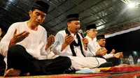 Capres Joko Widodo melakukan doa bersama di Pondok Pesantren Al-Baghdadi, Karawang, Jawa Barat, Jumat (4/7/14). (Liputan6.com/Andrian M Tunay)