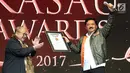 Kepala Staf TNI Angkatan Udara (Kasau) Marsekal TNI Hadi Tjahjanto (kanan) menerima Piagam Penghargaan MURI dari Jaya Suprana dalam acara malam Anugerah Jurnalistik KASAU Awards 2017 di Jakarta, Sabtu (25/11). (Liputan6.com/Angga Yuniar)