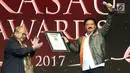 Kepala Staf TNI Angkatan Udara (Kasau) Marsekal TNI Hadi Tjahjanto (kanan) menerima Piagam Penghargaan MURI dari Jaya Suprana dalam acara malam Anugerah Jurnalistik KASAU Awards 2017 di Jakarta, Sabtu (25/11). (Liputan6.com/Angga Yuniar)