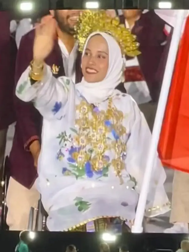 Potret Tampilan Meriah Kontingen Kenakan Baju Adat di Pembukaan Paralimpiade Paris 2024