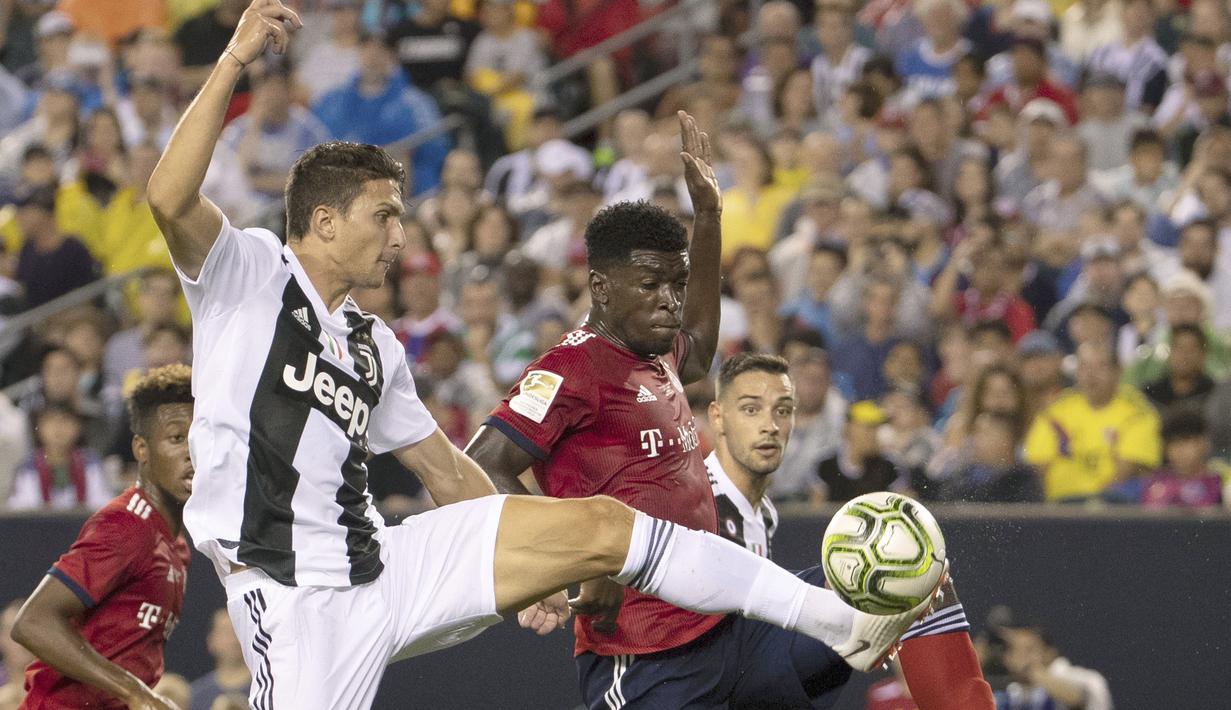 Duel pemain Juventus, Mattia Caldara (kiri) dan pemain Bayern Munchen, Kwasi Wriedt pada laga International Champions Cup 2018 di Lincoln Financial Field, Philadelphia, (25/7/2018). Juventus menang 2-0. (AP/Chris Szagola)