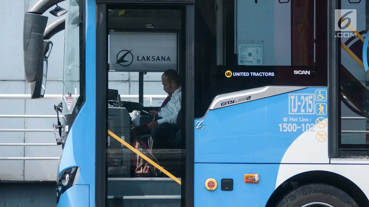 Bus Transjakarta Mogok Beroperasi, Penumpang Terlantar