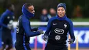 Striker Prancis, Kylian Mbappe dan Alexandre Lacazette saat mengikuti sesi latihan jelang laga persahabatan di Paris, Selasa (7/11/2017). Prancis akan berhadapan dengan Jerman dan Wales. (AFP/Franck Fife)