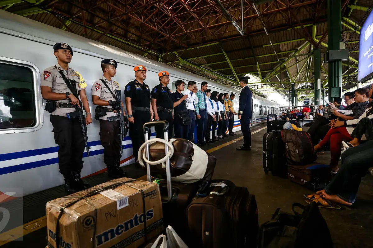 20160628-H-8 Lebaran, Suasana Mudik Mulai Terasa di Stasiun Gambir-Jakarta