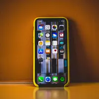 Ilustrasi hp, ponsel, smartphone. (Foto oleh Essow K: https://www.pexels.com/id-id/foto/mengaktifkan-iphone-x-dengan-casing-kuning-1042143/)