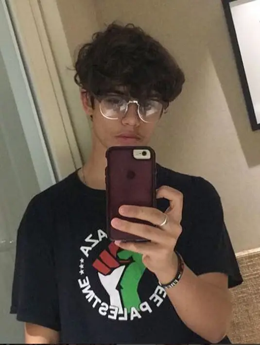 Tidak hanya karena wajah tampan, kesuksesan Harris J di Indonesia lantaran Aalbum perdananya berjudul ‘Salam’ berhasil mencapai angka penjualan yang mengejutkan. (Instagram/officialharrisj)