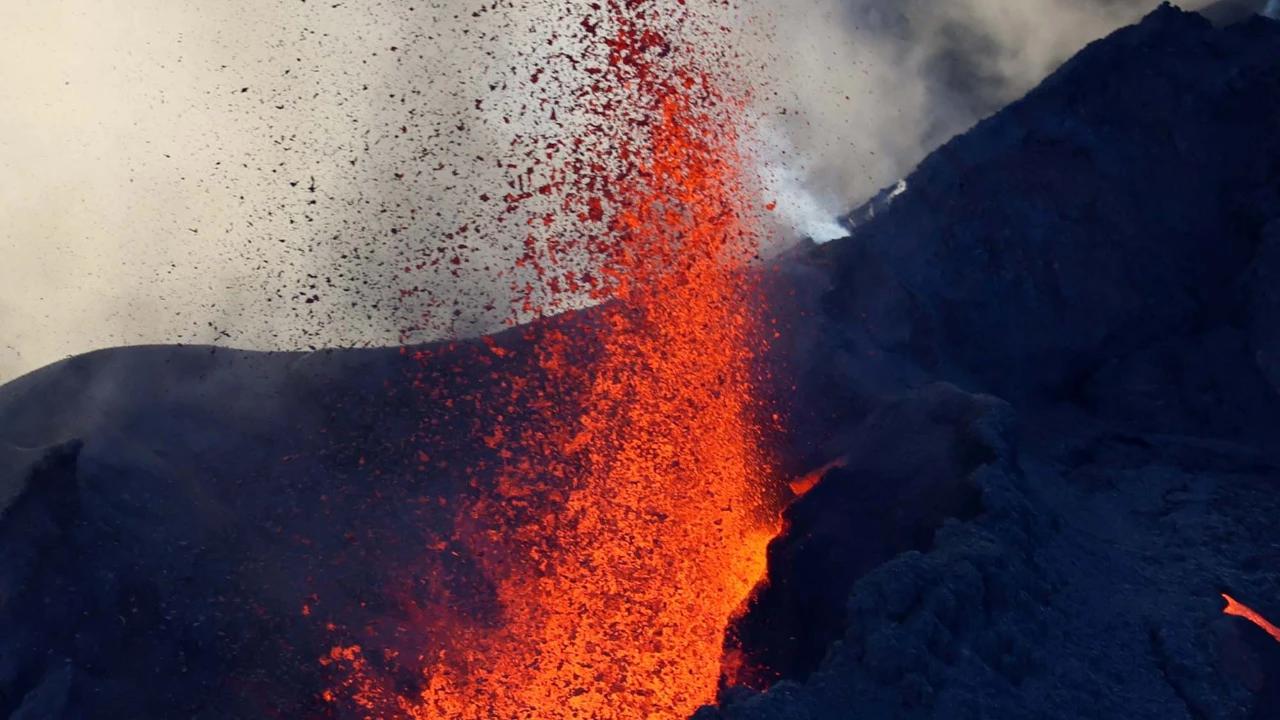 FOTO: Semburan Lava Pijar Warnai Erupsi Piton de la Fournais