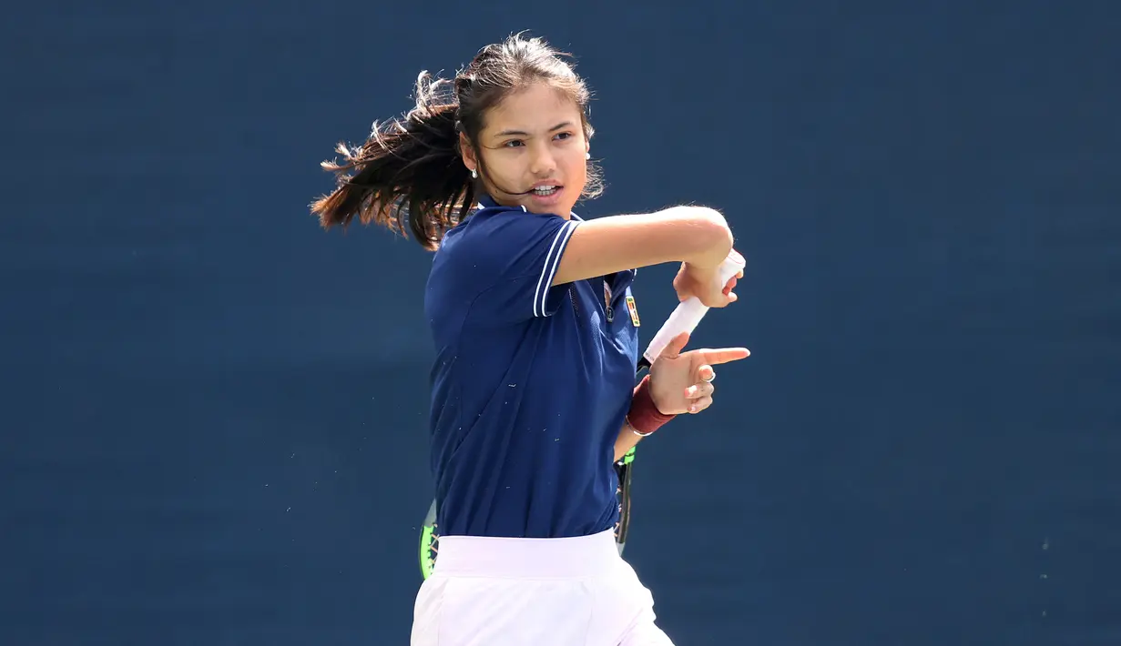 Emma Raducanu melakukan pukulan saat latihan pada Hari Kedua Belas US Open 2021 di USTA Billie Jean King National Tennis Center, New York (10/9/2021). Capaiannya ke babak final US Open 2021 merupakan pertama dalam karirnya. (Matthew Stockman/Getty Images/AFP)