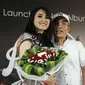 Ayu Ting Ting berfoto bersama ayah Rojak saat peluncuran album terbaru yang bertajuk "Kamu Kamu Kamu" di kawasan Kemang, Jakarta (9/8). (Liputan6.com/Herman Zakharia)