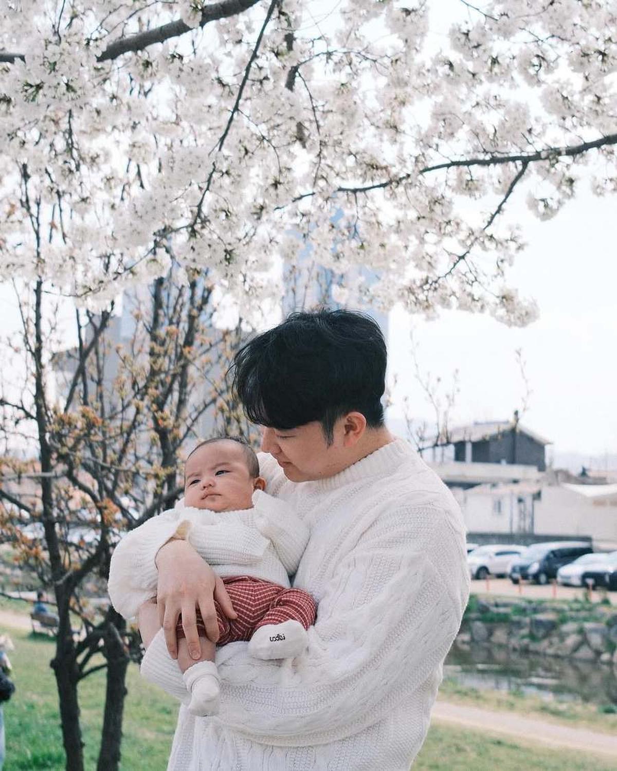 7 Potret Baby Noa Cucu Helmy Yahya Kencan Perdana Bareng Orangtua, Asyik Jalan-jalan ke Taman Bunga Sakura - Pipi Tembem Bikin Gemas